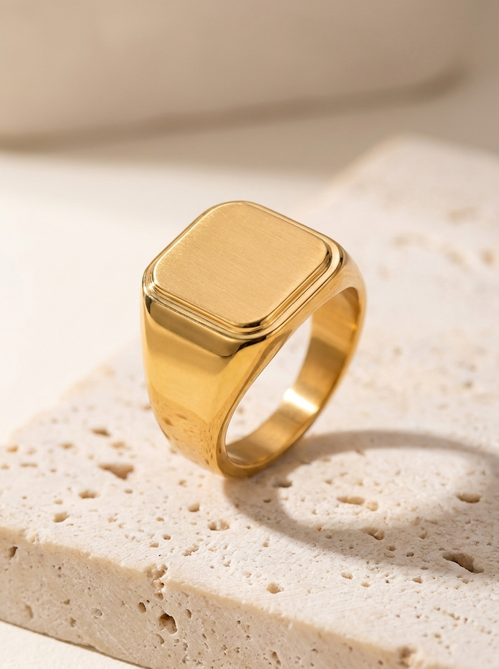LA CHEVALIÈRE Carrée — packshot — Or — BRISANT