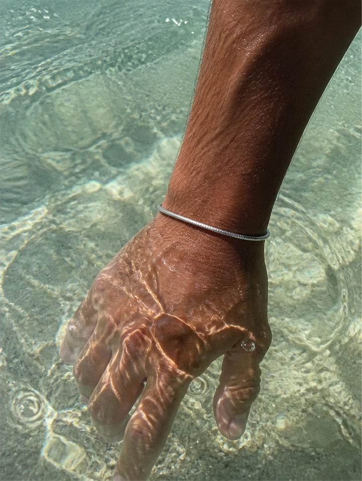 BRACELET SERPENTINE porté baignade — BRISANT