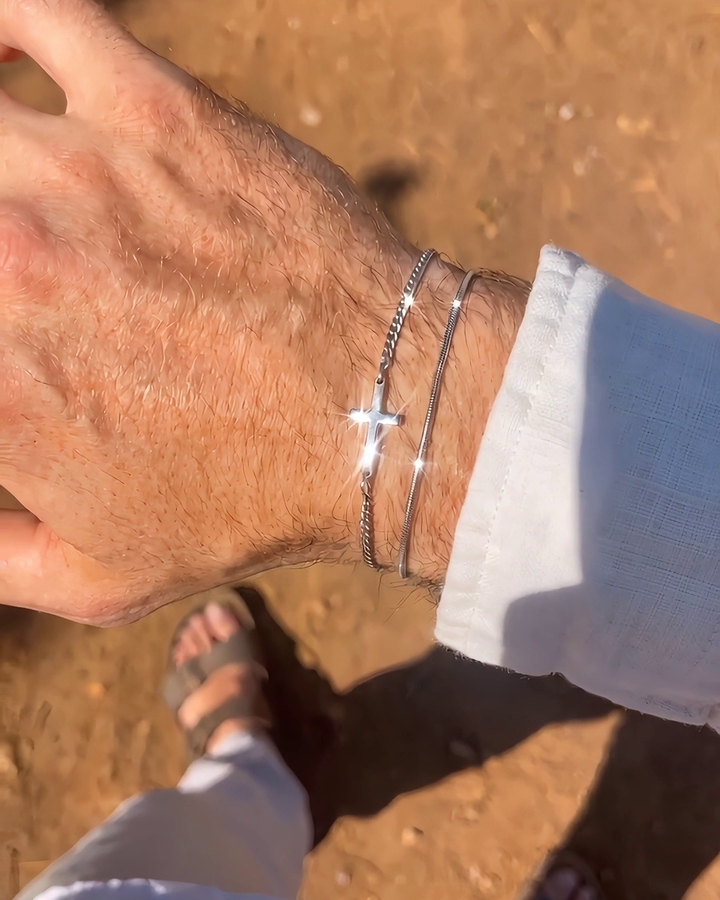 Bracelets croix et serpentine au poignet — éclat