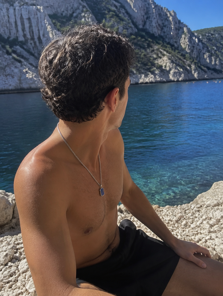 PENDENTIF ABYSSE porté plage — BRISANT